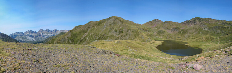 Vistas del entorno de la estación de esquí de Astún con una panorámica sobre el ibón de Escalar y las sierras de su entorno. Pirineo aragonés, provincia de Huesca.