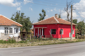 Naklejka premium Casa roja en un pequeño pueblo perdido en Bulgaria