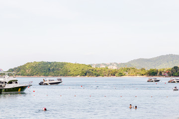 Pareja de enamorados se ba&ntilde;a en un playa tropical de Tailandia