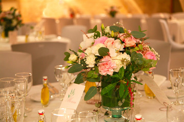 Bouquets de fleurs dans une salle de mariage