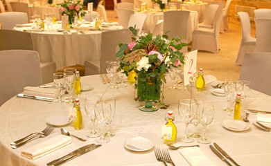 Bouquets de fleurs dans une salle de mariage