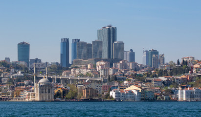 Fototapeta premium Stambuł, Turcja - Bosfor, będący naturalnym oddzieleniem Europy i Azji, jest głównym punktem orientacyjnym w Stambule. Tutaj w szczególności przebłyski jego wód i budynków