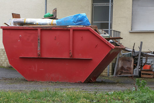 Großer Roter Müllcontainer