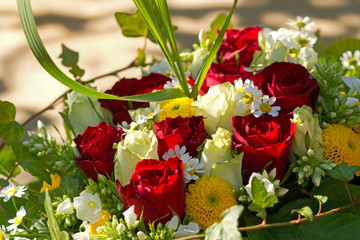 Blumengesteck mit Herz aus Gräserhalmen