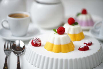 Jogurtowa panna cotta waniliowo-mango © Ilona