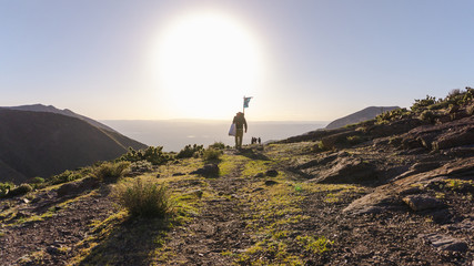 Caminando hacia el horizonte rodeado de naturaleza
