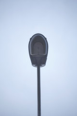 Wygaszona latarnia stojąca tuż przy drodze. © Radosaw