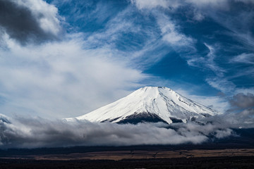 富士山と雄大な空（山中湖から撮影）
