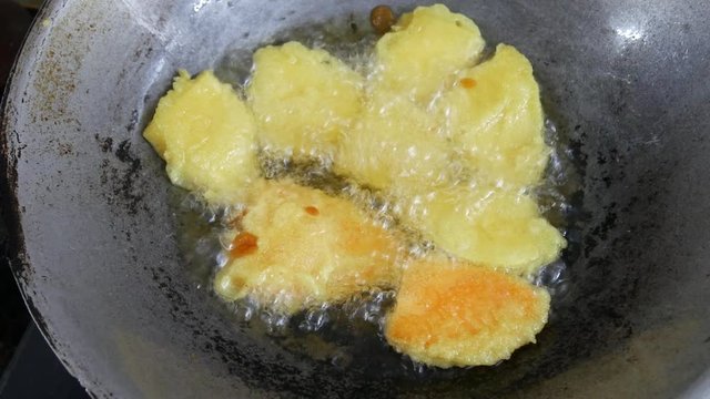 Sweet potato is fried using hot cooking oil in a pan. Fry until golden brown before serving as a dish. Cut into thin slices for easy cooking.