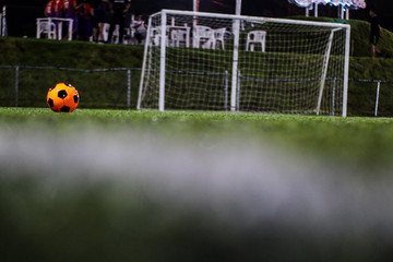 Balón de fútbol y portería en cancha 