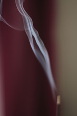 Fondo de formas elementales y creativas del humo derivado de quemar palos de incienso natural
