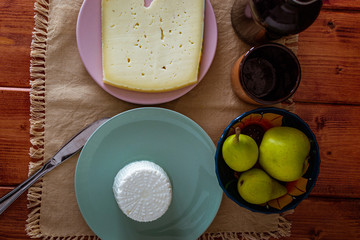 merienda con frutas frescas de estación, quesos frescos, pan, frutos secos y cerveza