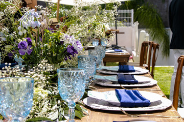Mesa decorada para comida elegante