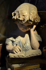 Figurka/rzeźba: młoda kobieta zaczytana w lekturze