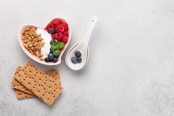 Fototapeta na wymiar Healthy breakfast with granola, yogurt and berries
