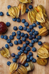 Fototapeta na wymiar fresh blueberries on a wooden board