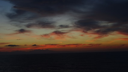 Obraz na płótnie Canvas Wolkenhimmel in verschiedenen Farben bei Sardinien