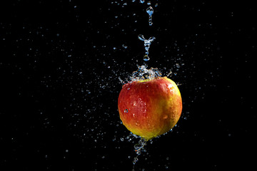 Apfel mit Wasserspritzer