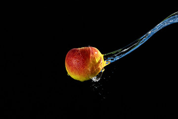 Apfel mit Wasserspritzer