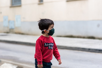 Niño pequeño con mascarilla médica