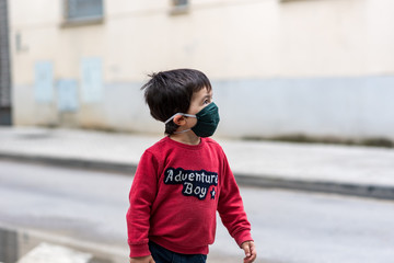Obraz premium Niño pequeño con mascarilla médica