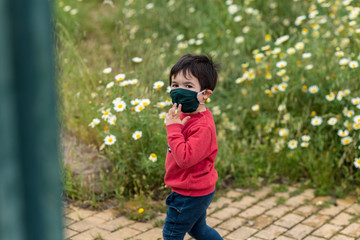 Niño pequeño con mascarilla médica