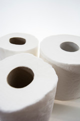 Rollos de papel sanitario con fondo blanco