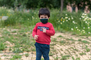 Niño pequeño con mascarilla médica