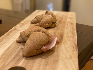 Cornetti integrali con prosciutto o marmellata di arance