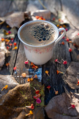 Cafe bajo el sol de otoño