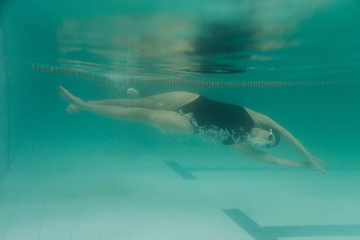 Obraz premium Female swimming instructor under water