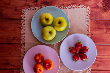 Frutas frescas de estación y frutos secos en vasijas de terracota y platos de ceramica de colores
