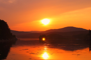 Obraz premium Beautiful sunset on the lake. Background. Landscape.