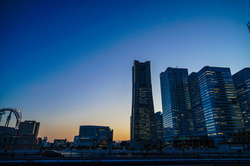 Fototapeta premium 横浜みなとみらいの街並みと夕景
