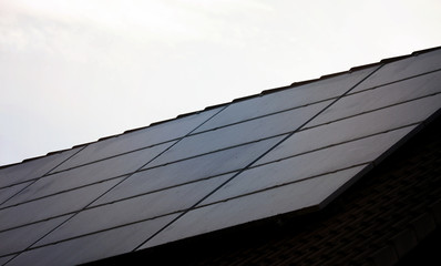 Fototapeta na wymiar Solarpanel auf einem Dach installiert