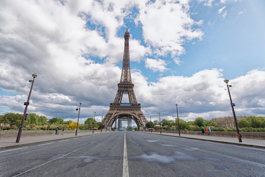 Tour Eiffel depuis la route d&eacute;serte &agrave; cause du confinement impos&eacute; par le coronavirus.