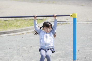 Fototapeta premium 鉄棒をする幼児 (5歳児)