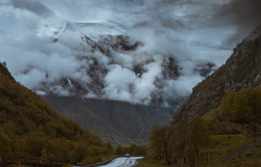 Wysokie szczyty górskie pokryte mgłą w dolinie Hodndalen w Norwegii