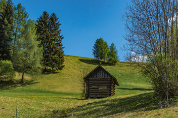 Fototapeta premium Heustadel im Frühling