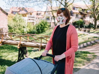 Frau mit selbstgenähtem Mundschutz zum Schutz vor dem Coronavirus Covid-19 unterwegs