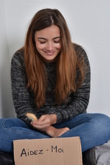 Jeune femme qui a besoin d'aide