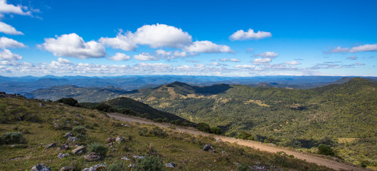 Fototapeta na wymiar Vista com horizonte do alto da montanha