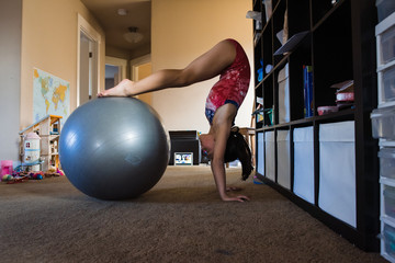 Gymnast doing conditioning at home virtually