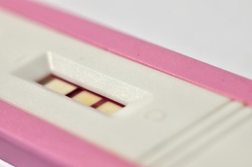 ciąża
test ciążowy
dziecko
dobra nowina
kreski
pozytywny 
pozytywny test
pozytywny wynik
wynik
test