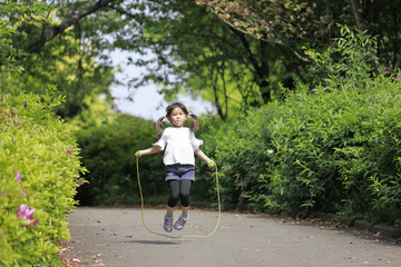 縄跳びをする幼児(5歳児)