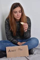 Jeune femme qui demande de l'aide