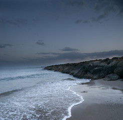 Fotografía Tomada en el espigón del Puerto de Sagunto. Se muestra un paisaje marinero en el cual aparece el espigón el mar y parte de puerto marítimo. 