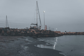 Fotografía Tomada en el espigón del Puerto de Sagunto. Se muestra un paisaje marinero en el cual...