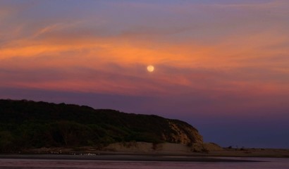 Luna en el horizonte,