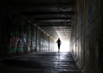 corredor yendo hacia La Luz del final del túnel